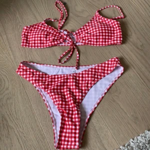 Rutig bikini - Rutig bikini från shein.  Underdelen använd en gång pga för liten, överdelen är använd men sparsamt. Strl S/XS (jag brukar ha S men denna är liten)  ❤️❤️❤️