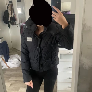 snygg croppad jacka  - super fin jacka🩷 nypris 700kr men säljer för 200kr då den är använd men inget man märker🩷