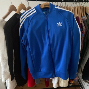 Adidas tröja  - Blå adidas tröja aldrig använd helt ny anledning för stor pris kan gå ner 