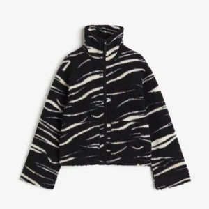 Zebra Teddy jacka - Säljer den här populära teddyjackan med zebra mönster från hm. Slutsåld överallt och knapt använd💗kontakta gärna vid intresse! Pris kan diskuteras vid snabb affär💞