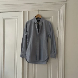 Ralph Lauren Skjorta  - Ralph Lauren skjorta  Blå Oxford  Fint skick men lite missfärgad på insidan av kragen 