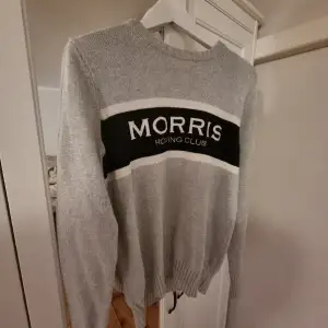 Morris tröja i nyskick använd fåtal gånger nypriss runt 1200kr kan gå ner i pris vid smidig affär. Hör av er vid frågor