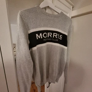 Morris tröja - Morris tröja i nyskick använd fåtal gånger nypriss runt 1200kr kan gå ner i pris vid smidig affär. Hör av er vid frågor