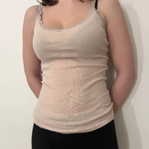 Ljusrosa spetslinne - Jättegulligt linne med spets i fint skick utan fläckar, passar XS-S. Tryck gärna på köp nu och skriv om ni har fler frågor :)🥰