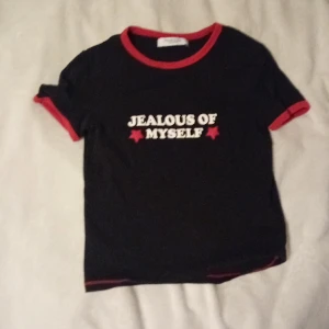 Svart och röd tröja från house brand - Väldigt bra skick, köpt i litauen, använt kanske 6 gånger💗