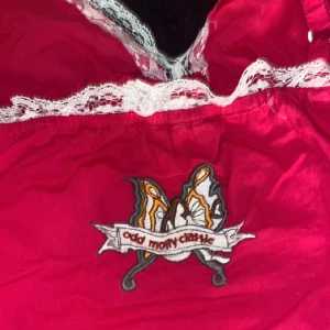 Odd Molly classic linne - Hej säljer mitt linne från oddmolly💗. Den kommer tyvärr inte till användning💗. Säljer den för ganska mycket begrund av att den finns inte kvar i hemsidan som jag har sätt💗inte heller några fel på linnet💗( original pris 1800) pris kan diskuteras💗 