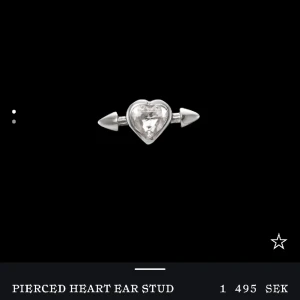 Maria Nilsdotter örhängen  - Säljer mina Maria Nilsdotter örhängen. Ett örhänge kostar 1 495 kr. I par kostar de 2 990 kr. Köptes förra våren och är i bra skick. Säljer i par för 2 200 kr