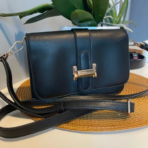 axelremsväska  - axelremsväska i gott skick avtagbara axelrem 