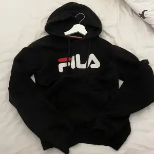 Hoodie från Fila i strl XS. Använd max 3 gånger så den är i nyskick!!❤️ OBS, tröjan är dammig på andra bilden inte smutsig. Hör av er vid frågor etc🫶🏼