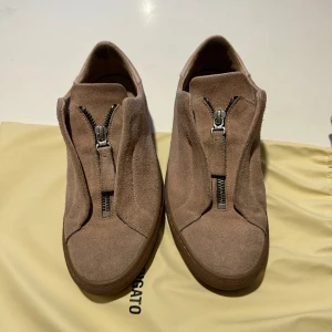 Axel Arigato skor - Orginal Axel Arigato skor i storlek 37  Fint skick 