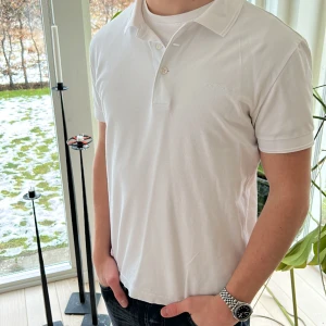 Tiger of Sweden pike - Tiger piké i riktigt toppen skick 10/10. Riktigt bra kvalitet och skönt tyg som passar själv eller under kavaj. Storlek S. Nypris ca 1200 sek