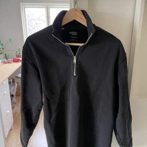 Tjena! Säljer en selected homme half zip. Nypris 799kr. Vårt pris 299kr. 