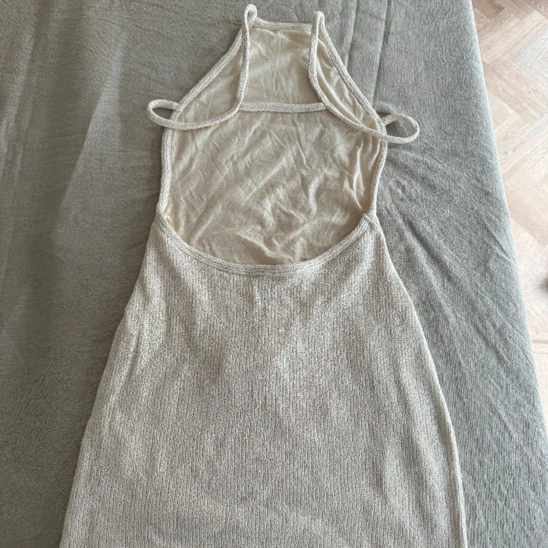 Klänning med öppenrygg - 91