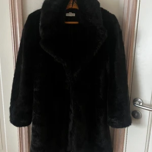 Pälskappa  - En pälsjacka i mycket bra skick, mob wife aesthetics.  Har två ”osynliga” hakar att stänga med.