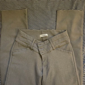 Lågmidjade kostymbyxor  - Snygga lågmidjade kostymbyxor, är mellan raka och bootcut i modellen 🩷Storlek 30 vilket motsvarar XS/S