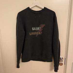 Tjena säljer nu en riktigt fett äkta Saint Laurent tröja i storlek Xl men sitter som L/M. Skick (8,5/10). Nypris ligger runt 6000 och denna tröjan säljs inte längre. Tveka inte på att höra av dig vid minsta fråga😁