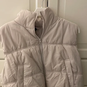 Beige väst - Oandvänd men lappen avtagen. Storlek M men passar mig som vanligtvis bär xs☺️