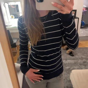 Tajt tröja  - Säljer min ursnygga tajta tunt stickade tröja som är mörkblå och vit. Den sitter tajt och är i strl xs och i nyskick!