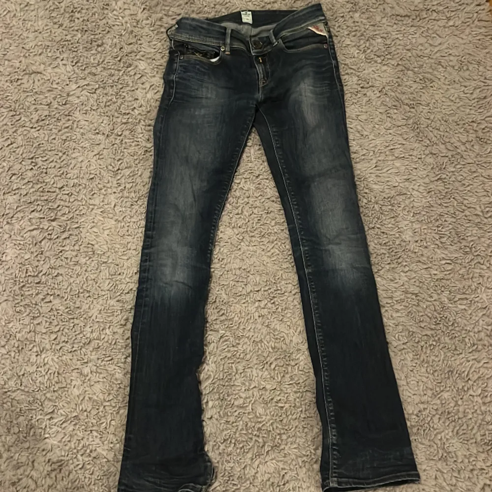 Säljer Replay jeans på grund av att de var försmå. Jätte fina på men korta för mig är 168. Är i stolek 24. Är mörkblåa och är low waist . Jeans & Byxor.