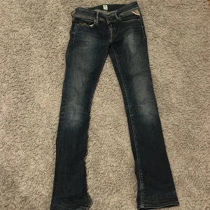 Säljer replay jeans low waist  - Säljer Replay jeans på grund av att de var försmå. Jätte fina på men korta för mig är 168. Är i stolek 24. Är mörkblåa och är low waist 