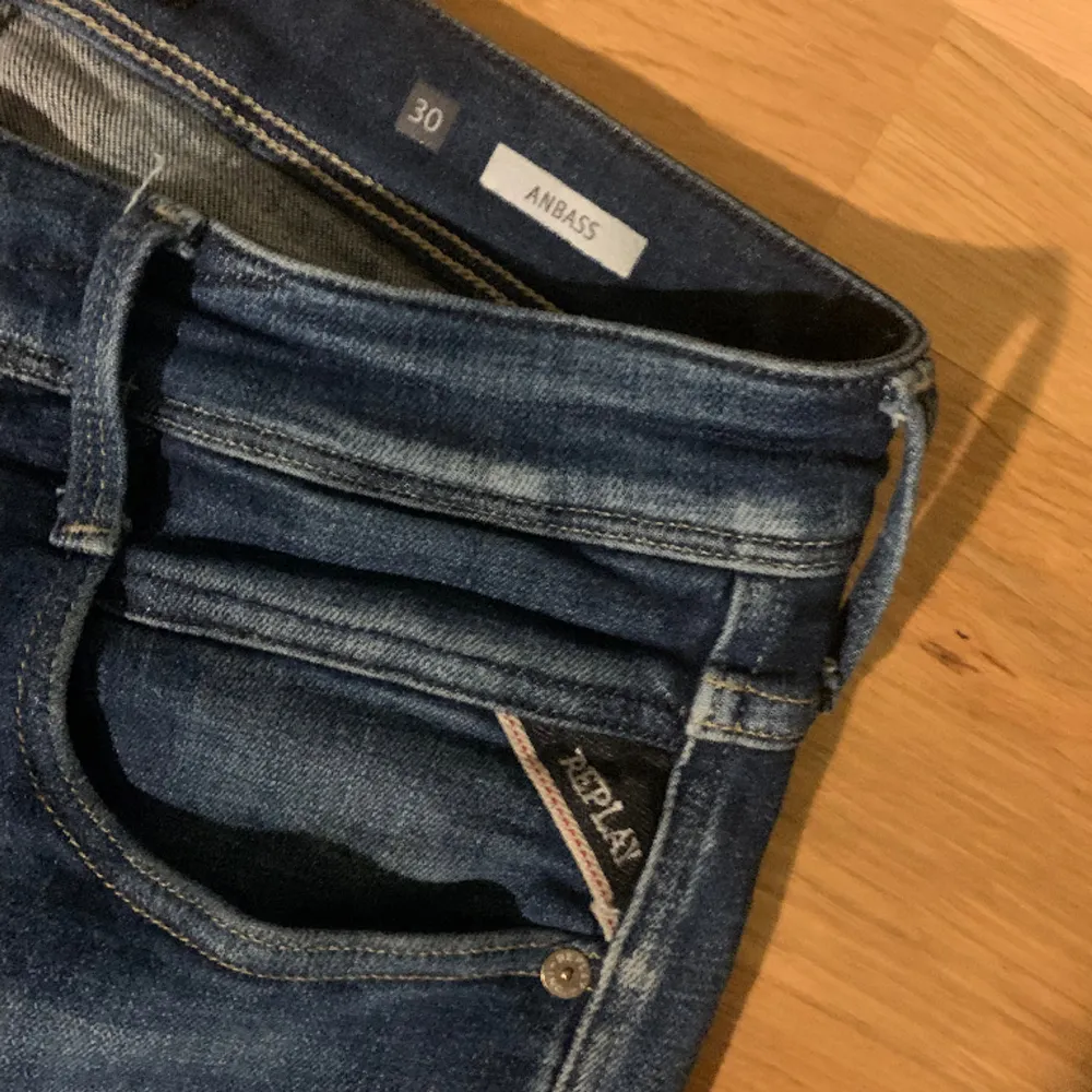 Tja, vi säljer ett par grymma replay anbass i storlek 30. De har knappt kommit till användning och är riktigt fräscha. Dm om ni vill ha mer info och bilder. . Jeans & Byxor.