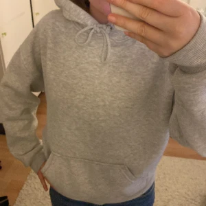 Hoodie - Säljer denna supergosiga hoodie ifrån bikbok! Lite nopprig runt ärmarna(visas på bild 3) men inget som märks mycket. Köparen står för frakten, skriv om du är interesserad! 