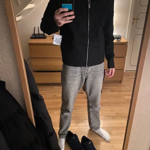 Svart vårjacka - Säljer en jacka i storlek S perfekt till våren nu, den är köpt men inte använd en enda gång. Etikett finns kvar. Pris kan diskuteras vid snabb affär!