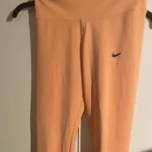 Orange/beiga tränings leggings. Köpta från ett stånd utomlands för tvåspråkiga sedan, märke: (Nike). 