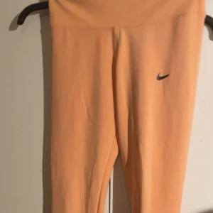 Tränings leggings  - Orange/beiga tränings leggings. Köpta från ett stånd utomlands för tvåspråkiga sedan, märke: (Nike). 