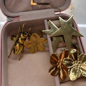 guld smycken - säljer mina guldsmycken som jag inte får någon användning av!💕 alla kostar 80 per styck, rostfritt stål på alla förutom baggen🧚🏼‍♀️ ringarna är justerbara, 250 för allt💕