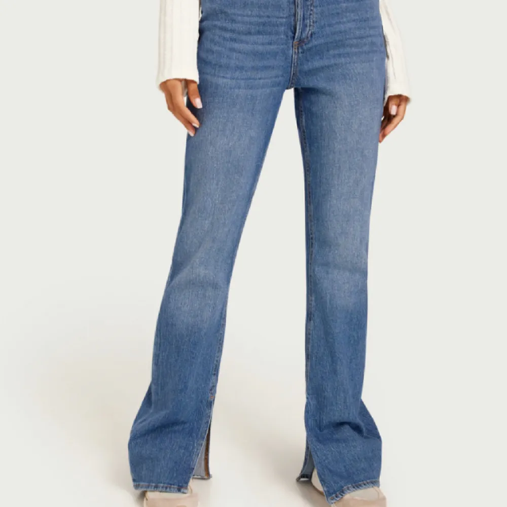 Säljer dessa oanvända jeansen från zara☺️ nypris 500kr (finns inte kvar). Jeans & Byxor.