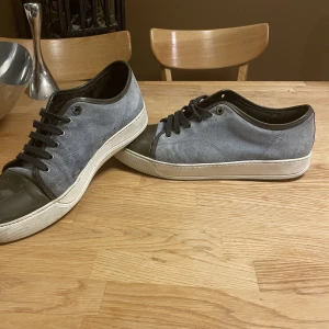 Lanvin skor - Intressekoll på ett par lanvins i färgerna blå och grön. Skorna är i använt skick men har mycket kvar att ge. Skriv vid fler funderingar eller fler bilder👌😁