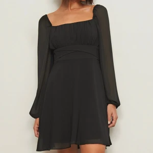 NAKD klänning - Säljer denna NAKD klänning då den egentligen inte riktigt passar min stil men tycker att den sitter jättefint för att man kan knyta midjan bakifrån. Den är i storlek 32 eller xxs. Använd vid 2 tillfällen. Som ny. 