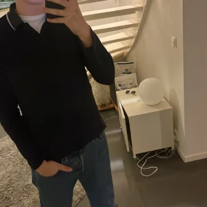 Frotté tröja - En snygg frotté tröja med krage. Lite liten för mig därför den inte kommer användas mer. Använd ett fåtal gånger. Skick 9/10. Nypris 500kr.