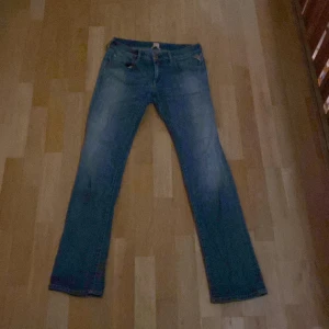 Replay Jeans - Slim fit, litet hål på knät och på bakfickan 