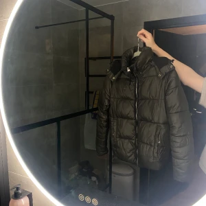 G-star Jacka - Säljer denna jacka då den blivit för lite för mig! Använd men i fint skick förutom en liten slitning vid ena arm mudden. Storlek M men passar mer S/xs💕