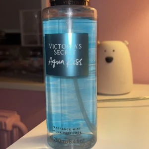 Säljer alla dessa! - Aqua kiss luktar väldigt sommrigt och fräscht,nästan som om du är utomlands.Om du gillar fräscha lite blommiga dofter så är den för dig.Håller väldigt länge på kläderna också!Om jag skulle beskriva denna misten i 2 ord är det ordet strand och sommar😍