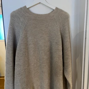 Beige stickad tröja - Säljer denna fina stickade tröja från Zara i storlek S, funkar även för M. Knappt använd och jättefint skick!