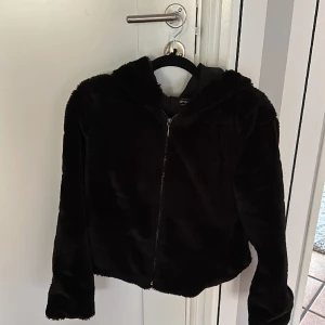 Pälsjacka   - Supermysig pälsjacka ifrån ONLY, fint skick och endast använd 3 gånger.  💕skriv för fler bilder 