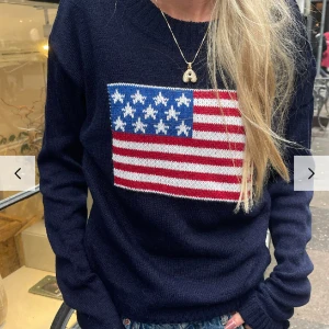 US flag knit - Säljer nu min asmysiga stickade tröja från ”Design by Sí”, säljer pågrund av att den bara tar plats i min garderob tyvärr. 🩷