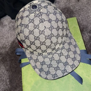 Gucci keps  - Hej,säljer min Gucci ljusblå Gucci keps  riktigt fint skick! Kvitto & box medföljer samt alla tags! Ny pris 4000kr mitt pris 2200kr!