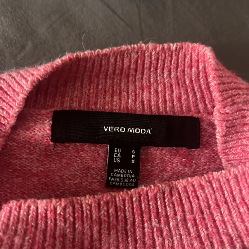 Använd 2 gånger så tröjan är i nyskick. Jätte fin och super skön! Köpt på Vero Moda för 250kr!. Tröjor & Koftor.