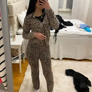Säljer en Gina dress i leopard mönster som tyvärr inte används ❤️
