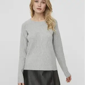 Säljer denna fina stickade tröjan från Vero Moda! Tröjan är lite mörkare grå än på sista bilden! Använt 3-4 gånger! Ny pris: 249kr💕