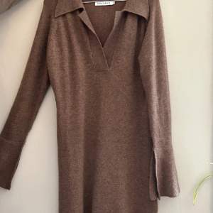 Stickad brun klänning från adoore  Material: 50% wool 50% nylon Ordinarie pris: 1 495 kr Knappt använd