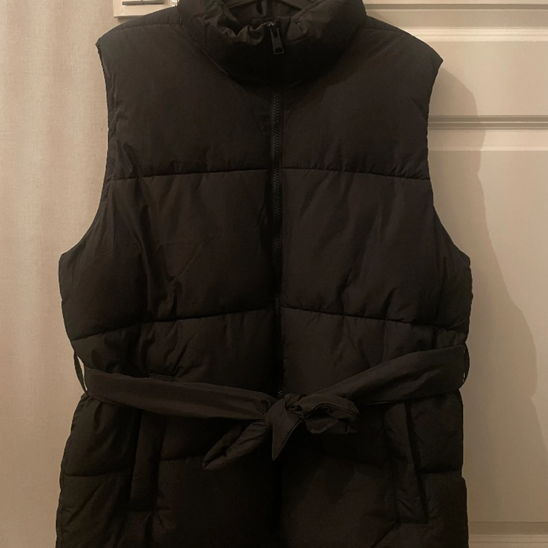 Svart puffväst  - 90