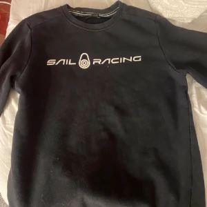 Sail racing kofta - Svart sailracing sweatshirt, jätte varm och mysig . köpt för 700 och är i nyskick. 