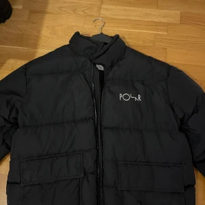 Polar skate co puffer jacket - Säljer min vinterjacka då den blivit för liten, endast använd en säsong och fortfarande i jättebra skick! Köparen står för frakten
