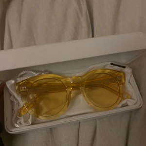 Chimi 003 mango - Snygga chimis i modell 003 färg: mango.Säljs inte längre på deras hemsida då de är en utav deras första färger.Dom är i jättefint skick/inga tecken på användning och alla tillbehör är kvar😊(duken man får med till glasögonen är oöppnad/oanvänd ligger kvar i sin plast förpackning)