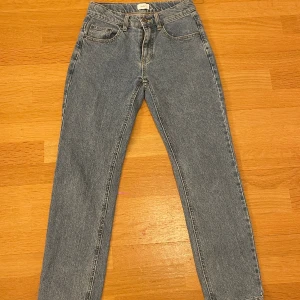 Straight jeans - Snygga straight jeans från grunt.